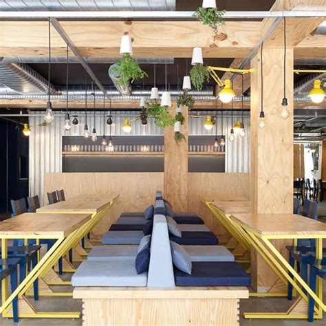 Desain Meja Cafe Kayu Bikin Hangout Lebih Asik | Ide Ruang