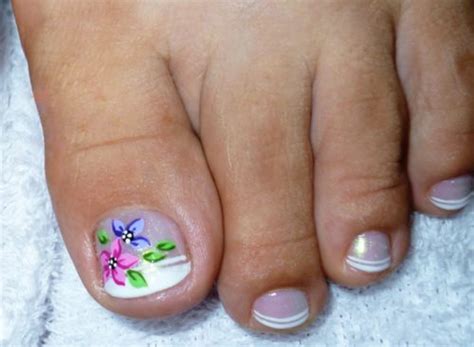 Pies femeninos con la pedicura francesa. Figuras de uñas decoradas para pies con los mejores diseños 60 imágenes - Información imágenes