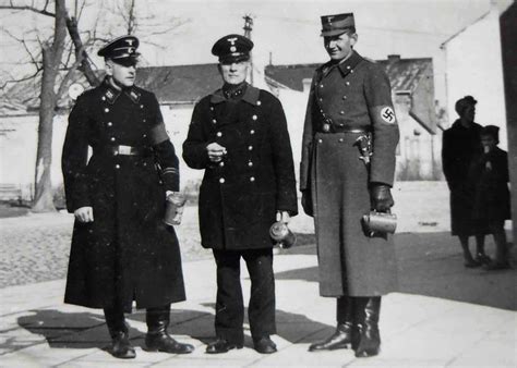 To instill esprit de corps, as well as create employment for the blade city of solingen, it was decided each sa man would carry a dagger with his brown shirt uniform. SA - Sturmabteilung