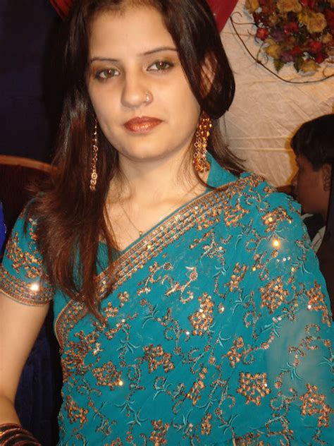 Hot Desi Aunties Saree Below Navel Photos Aunties In Side Poses Hot Photos