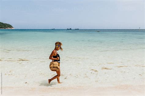 Mixed Race Woman On The Beach On A Sunny Day Del Colaborador De