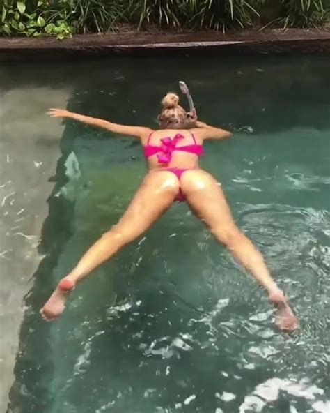 Violet Benson плавает в стрингах в бикини Xhamster