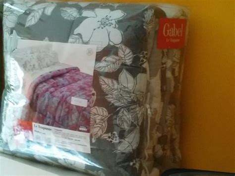 La trapunta fiori chiari invernale in microfibra è realizzata con imbottitura sofy in fibra di poliestere anallergica di 300 gr/mq ed è particolarmente indicata per essere utilizzata durante le serate invernali. Prodotti - PVTENDE