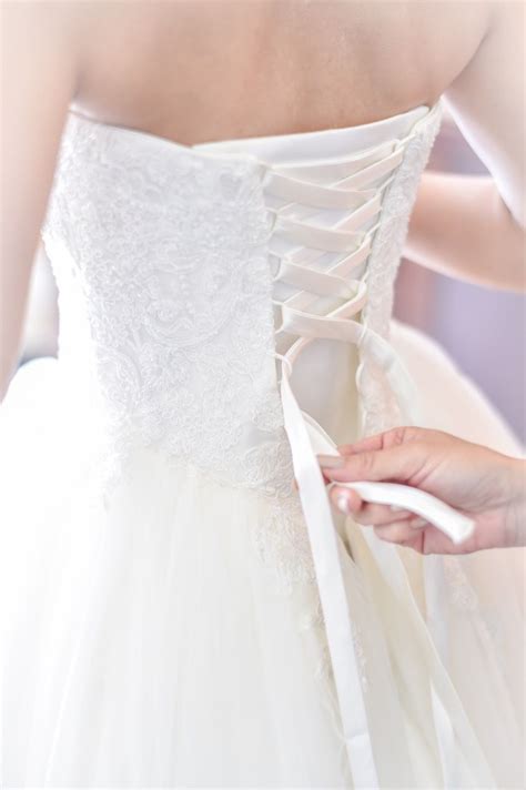 花嫁姿に変身する過程をパシャリお支度ショットでおさえておきたいシーン⑧選にて紹介している画像 Wedding dresses