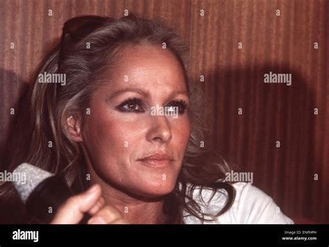 schauspielerin und film star ursula andress portrait 1980er actrice suisse ursula andress