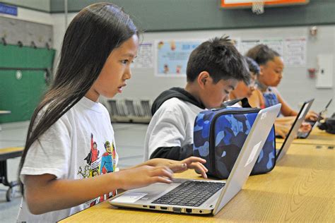 Students Test Laptops For School Districts One To One Program Kent