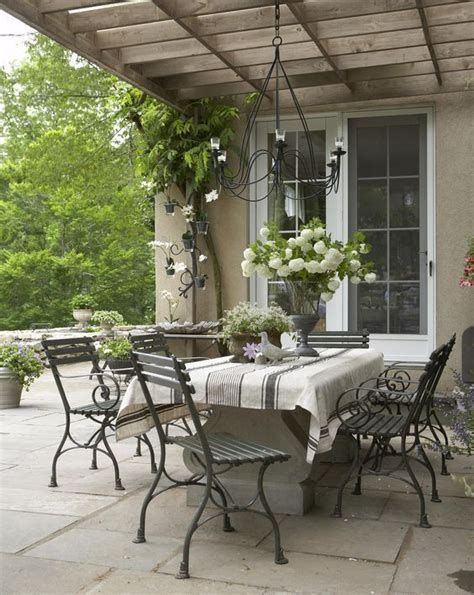 Simple And Stylish Outdoor Dining Area Country Stil French Country Rug