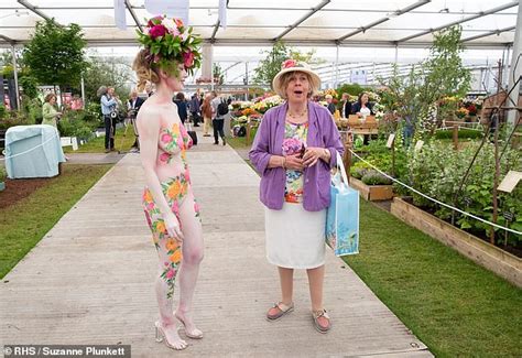 Nude Model At Royal Chelsea Flower Show Sets Chelsea Pensioner S Heart