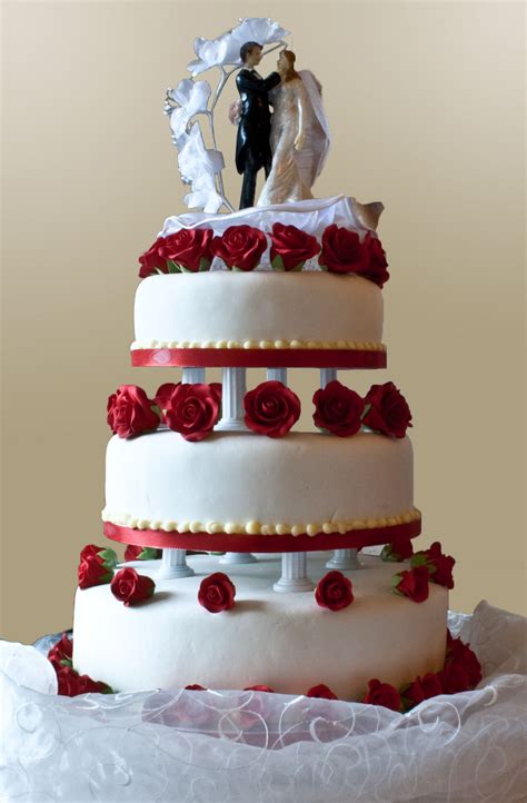 Whether the cake is naturally iced, adorned with fresh fruit, decorated with. Wedding cake - Wikipedia
