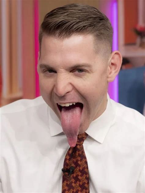 男子拥有世界上最长的舌头，在日常生活中很有用，甚至还用它画画 哔哩哔哩