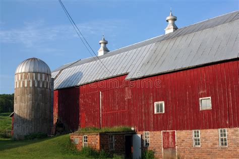 Americana Wisconsin Red Barn Stock Image Image Of Farm Secure 822937