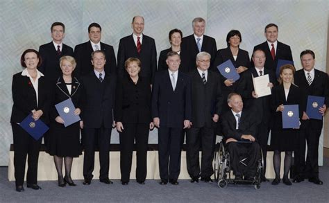 Die bundesregierung der bundesrepublik deutschland (abkürzung breg)1, auch bundeskabinett michael f. Angela Merkel - Die Bundeskanzlerin und ihr Kabinett ...