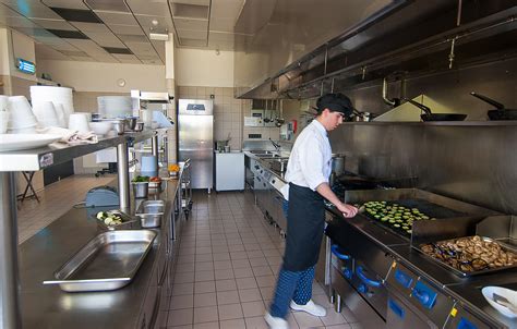 Con conocimiento sobre los procedimientos de higiene, salud y seguridad en la cocina. En el interior de una gran cocina: así funciona un ...