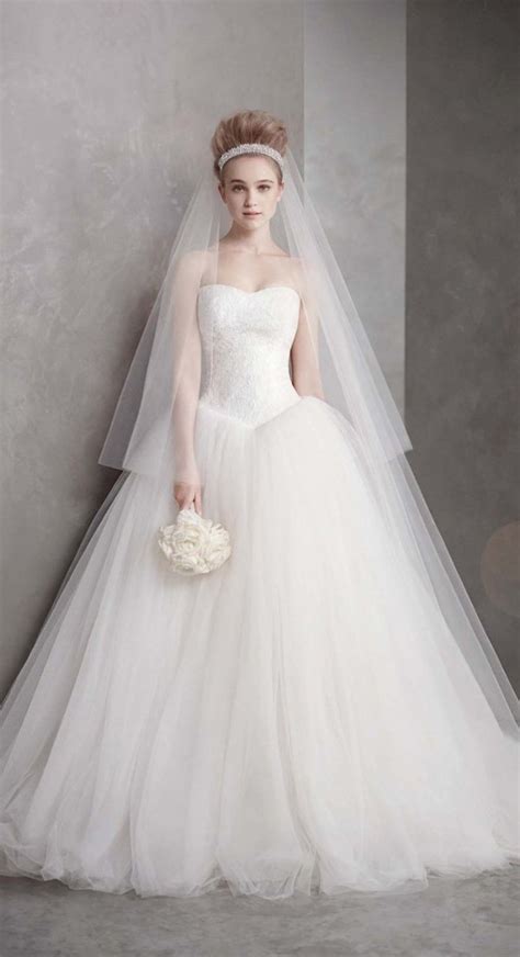 From bridal veils, to bridesmaids dresses to wedding shoes, vera wang has created a wedding empire that will amp up the glam of your wedding. Vera Wang VW351135 Second Hand Wedding Dress - Stillwhite