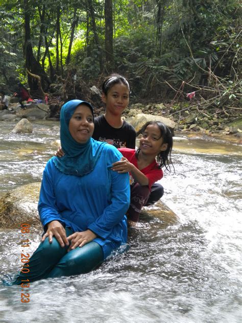 Tepi sungai, datang weekend ada gerai2 jualan mini. KEHIDUPAN INI: ULU YAM, SUNGAI TUA , SELANGOR DARUL EHSAN