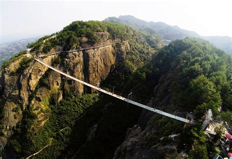 Ela faz parte de uma rota de escalada com vista para o monte matterhorn. Maior ponte de vidro suspensa do mundo - Gigantes do Mundo
