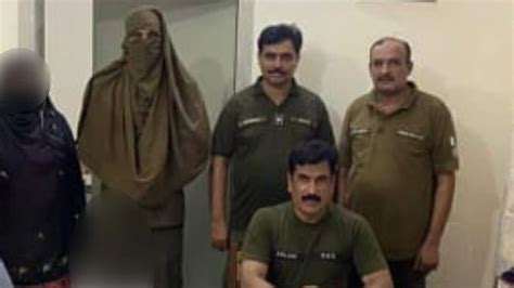 Latest News By Bbc Urdu گجرات پولیس کی جگاڑ‘ لیڈی کانسٹیبل نہ ہونے پر مرد اہلکار کو نقاب پہنا