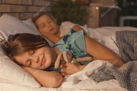 photo sister sleeping brother cute little sister and brother sleeping in bed at home — stock