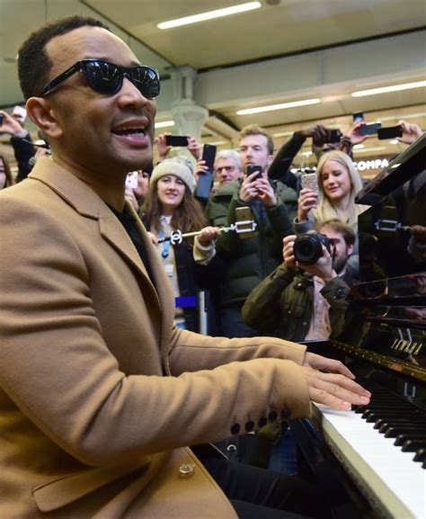 John Legend Makes Commuters Day By Playing A Surprise Gig At St Pancras Station Mirror Online