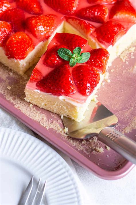 Erdbeerkuchen vom Blech mit Schmand Pudding