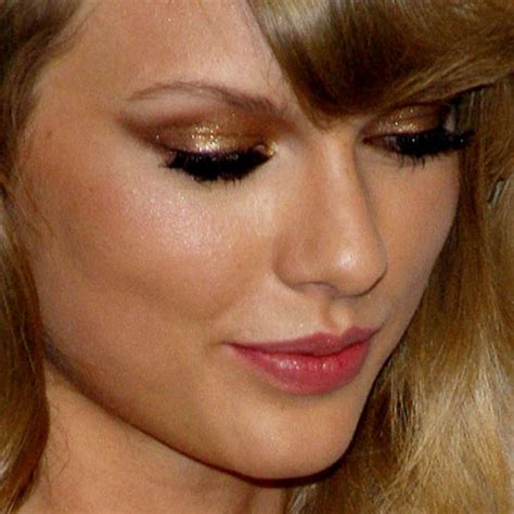 Taylor Swift Makeup Bronze Eyeshadow And Pink Lipstick
