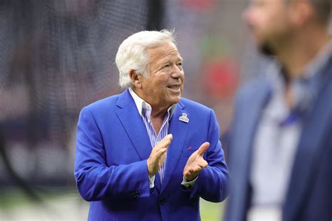 Patriots Fan Berated By Raiders Fan In Viral Video Gets Vip Invite To Game From Bob Kraft