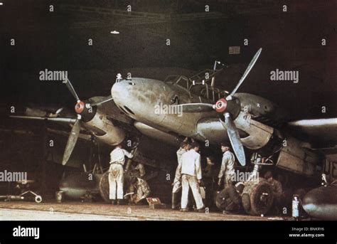 Messerschmidt Bf 110 Jagdbomber An Einem Flugplatz Der Luftwaffe In Libyen 1941 Stockfotografie
