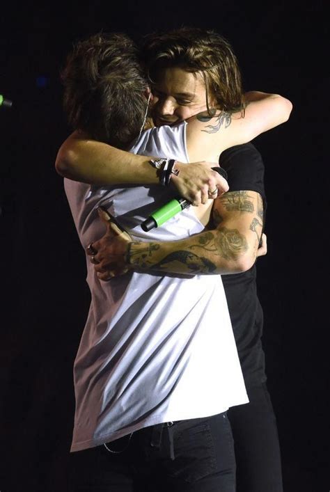 louis tomlinson and harry styles hug during final 1d show louistomlinsonwallpaper larry