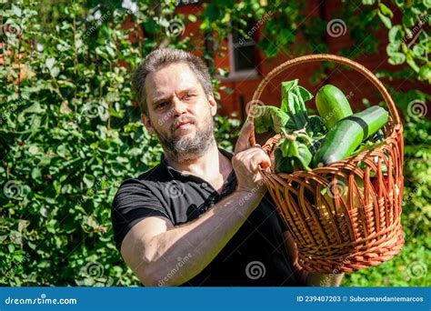 Retrato De Um Agricultor Macho Que Tem Um Cesto Vegetativo Colheita De