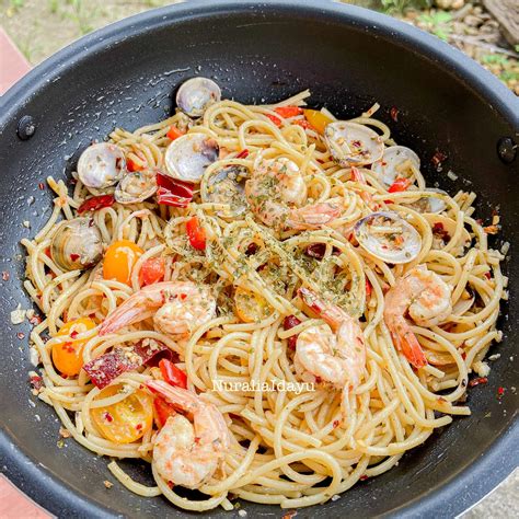 Wanita Ini Kongsi Cara Buat Spaghetti Aglio Olio, Rasa Lemak Seafood
