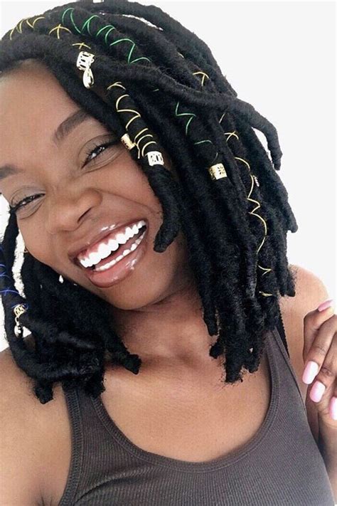 17 Screenshot Worthy Hairstyles That Incorporate Accessories Afro