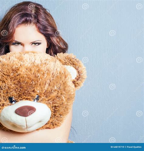 De Gelukkige Vrouw Ontving Een Teddybeer Bij Viering Stock Afbeelding