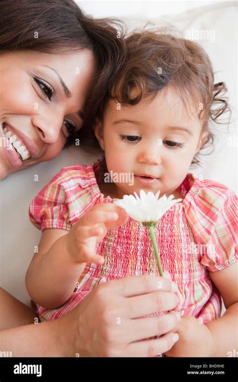 Madre E Hija Hispana Mirando A Flor Fotografía De Stock Alamy
