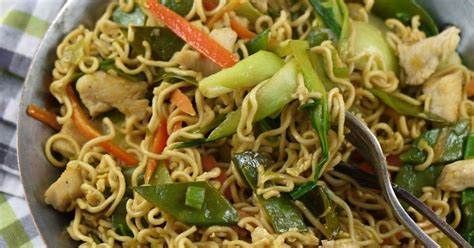 Gebratene Mie -Nudeln mit Hähnchen und Pak Choi