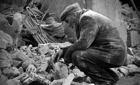 На помощь жителям армении приехали сотни добровольцев со всего союза. 7 декабря 1988 года землетрясение в Спитаке убило 25 тысяч ...