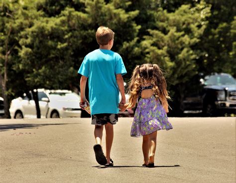 Dos Niños Caminando Tomados De La Mano Stock De Foto Gratis Public