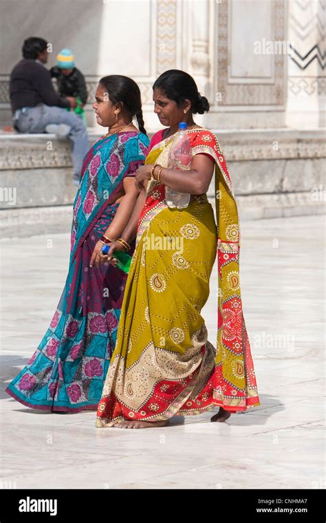 Frauen Tragen Saris Fotos Und Bildmaterial In Hoher Auflösung Alamy