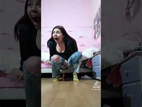 A una chica se le rompe el pantalón humor divertido viral funny YouTube