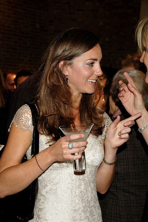 Кэ́трин, герцоги́ня ке́мбриджская (в девичестве кэ́трин эли́забет миддлтон; Kate Middleton attends the book launch party of The Young ...