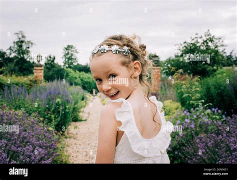 jeune fille de fleurs souriant à un mariage dans un beau champ de