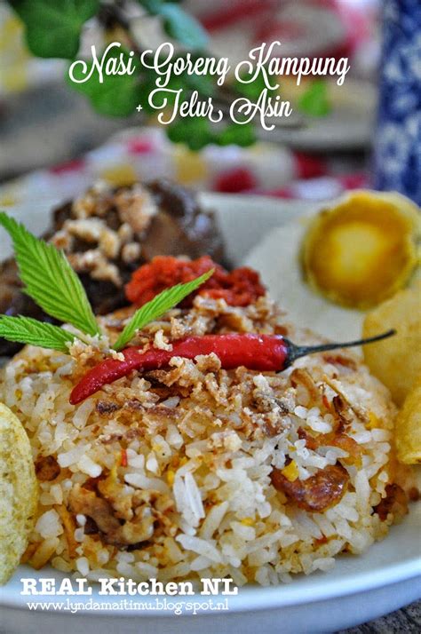 Check out this traditional nasi goreng recipe with chicken, topped with super crispy fried eggs and punchy hot sauce. REAL Kitchen NL: Nasi Goreng Kampung+Telur Asin | Resep ...