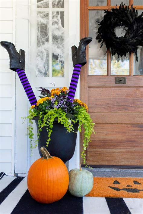 3 Ways To Put Outdoor Planters To Good Use This Halloween Front Porch