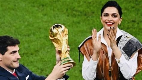 deepika padukone s ‘atrocious outfit at fifa world cup final confuses fans ‘why is she in a bag