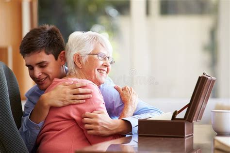 Nieto Adolescente Que Abraza A La Abuela Foto De Archivo Imagen De