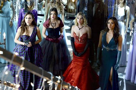 43 Pretty Little Liars Fashion Moments That Deserve Your Full