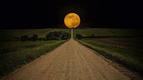 Aceasta se întâmplă când luna este în opoziție cu soarele, adică pământul se află aproximativ pe linia care unește luna cu soarele. În noaptea asta este LUNĂ PLINĂ. Se spune că dacă faci ...
