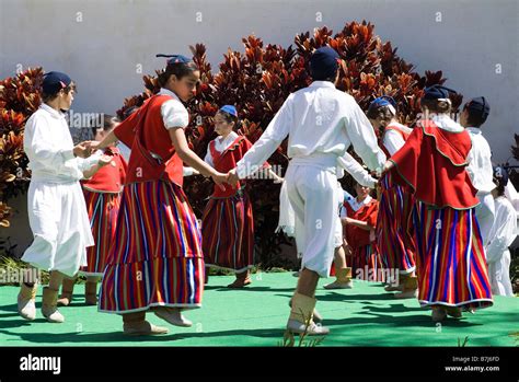 Dh Flower Festival Funchal Madeira Niños Trajes Tradicionales Baile