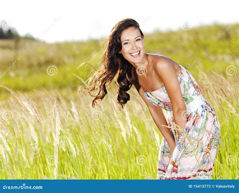 Mujer Sonriente Hermosa Joven Al Aire Libre Fotografía de archivo Imagen
