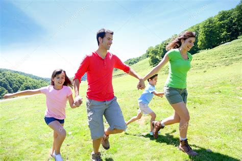 Feliz Familia Disfrutando Y Corriendo Juntos En Las Montañas — Fotos De