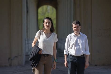 Clotilde armand participă la protest: Cum vor arăta Nicușor Dan și Clotilde Armand peste patru ...